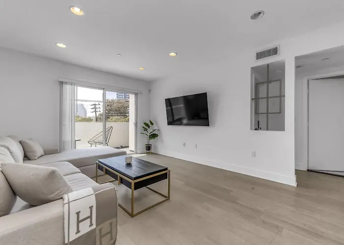 Luxury & Modern 3 Bedroom & 3 Bathroom Penthouse In Santa Monica With Free Parking