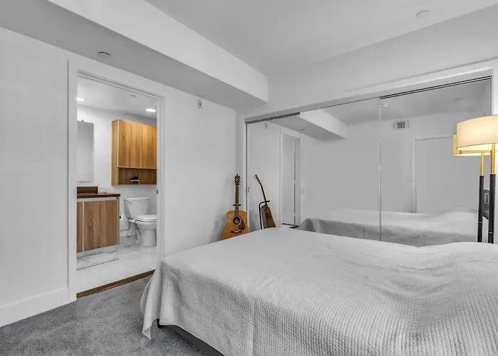 Luxury & Modern 3 Bedroom & 3 Bathroom Penthouse In Santa Monica With Free Parking