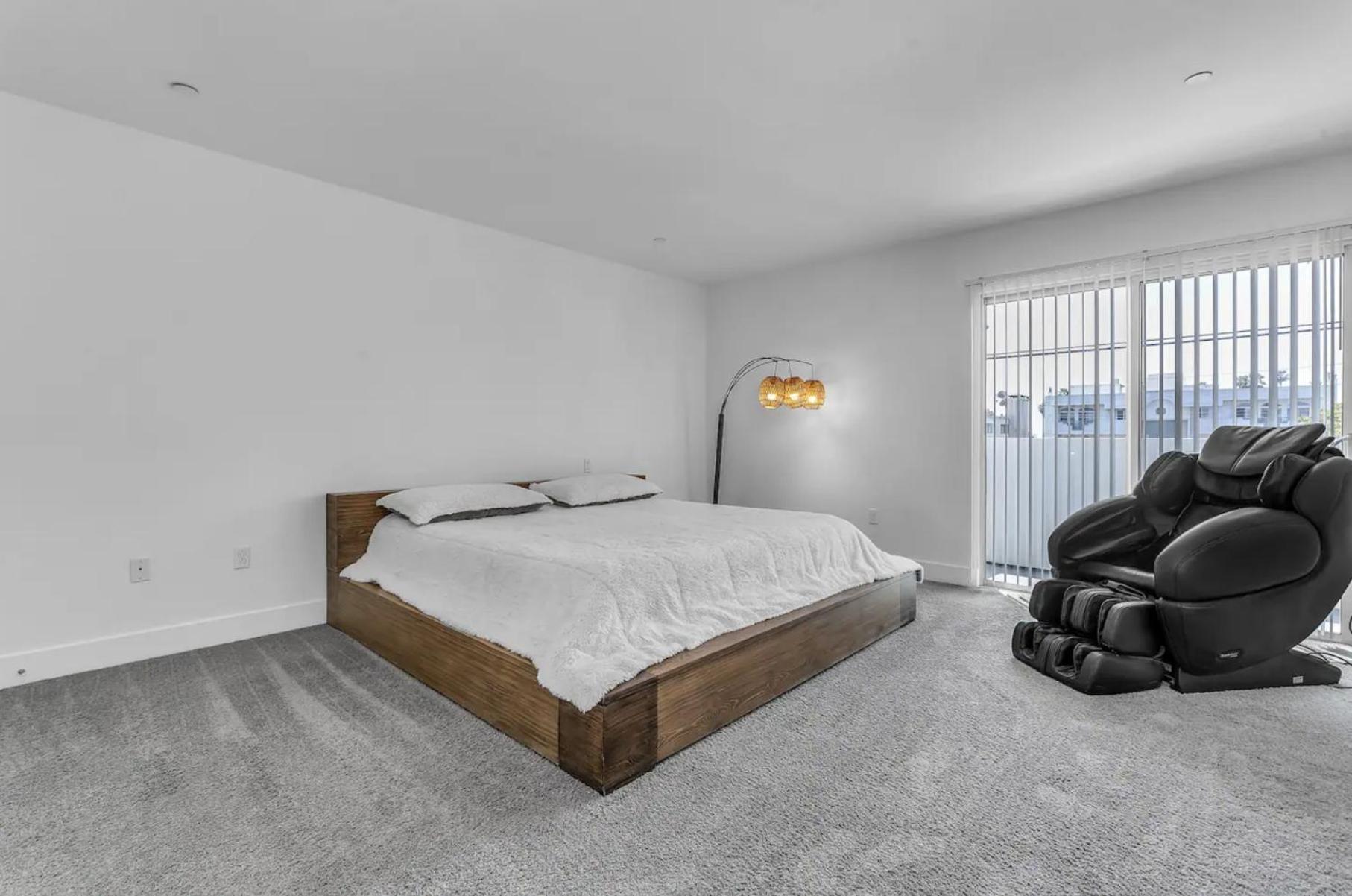 Apartment Luxury & Modern 3 Bedroom & 3 Bathroom Penthouse In Santa Monica With Free Parking Los Angeles